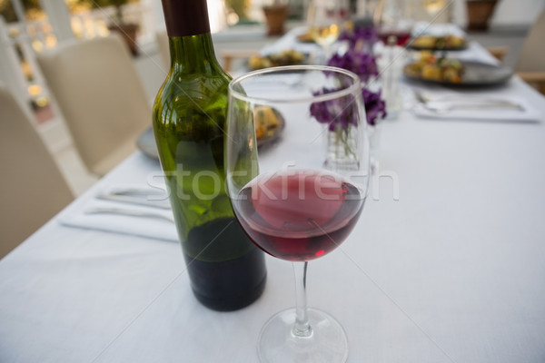 Piros borospohár üveg étkezőasztal étterem magasról fotózva Stock fotó © wavebreak_media