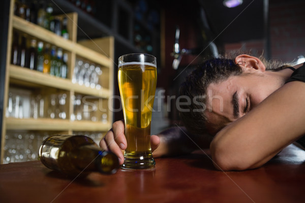 Man slapen bar counter dronken restaurant Stockfoto © wavebreak_media