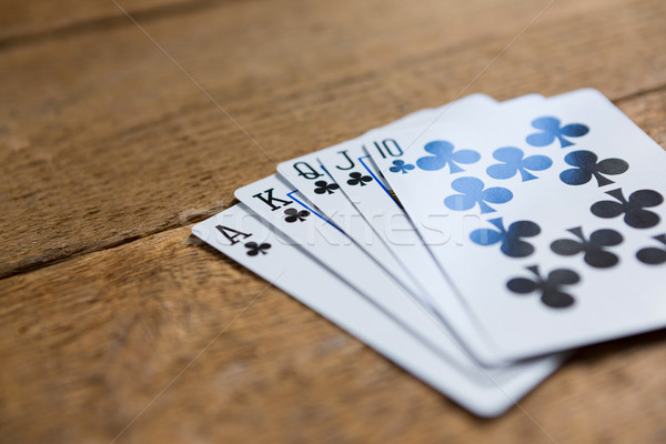 Carduri masa de lemn cazinou sticlă negru Imagine de stoc © wavebreak_media