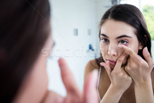 Stockfoto: Brunette · contactlens · badkamer · vrouw · gelukkig · home