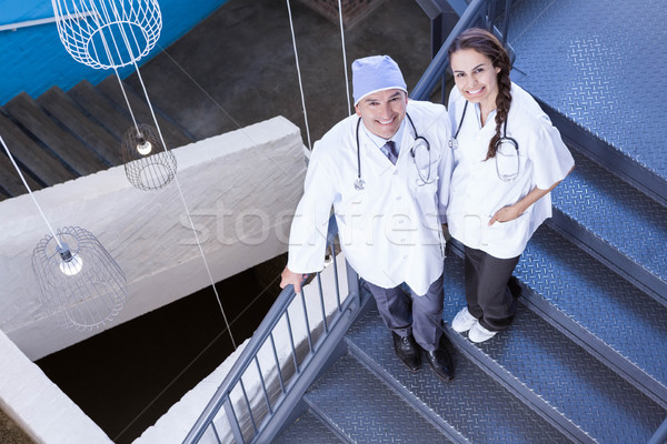 Retrato feliz médicos pie escalera hospital Foto stock © wavebreak_media