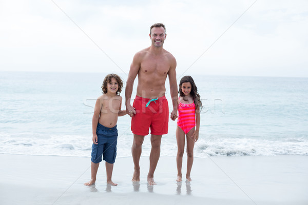 Père enfants permanent mer rive plage [[stock_photo]] © wavebreak_media