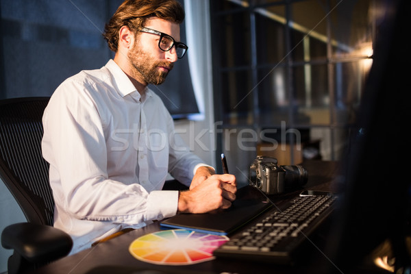 Geschäftsmann arbeiten Tablet Büro Computer Internet Stock foto © wavebreak_media