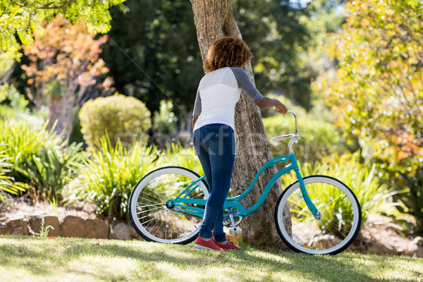 Widok z tyłu kobieta parking rower parku drzewo Zdjęcia stock © wavebreak_media