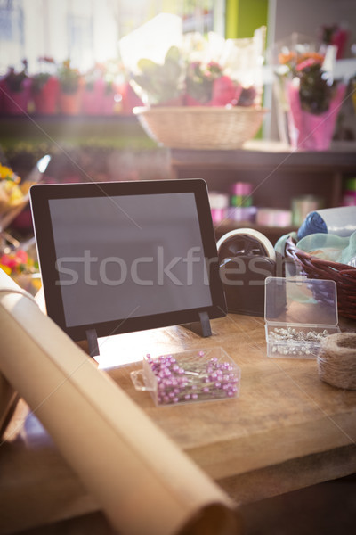 Cyfrowe tabletka kwiaciarz drewniany stół Zdjęcia stock © wavebreak_media