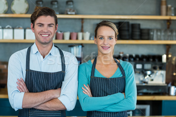 Foto stock: Retrato · sorridente · garçom · garçonete · em · pé