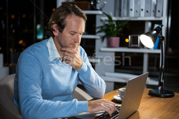 Biznesmen pracy laptop biuro noc działalności Zdjęcia stock © wavebreak_media