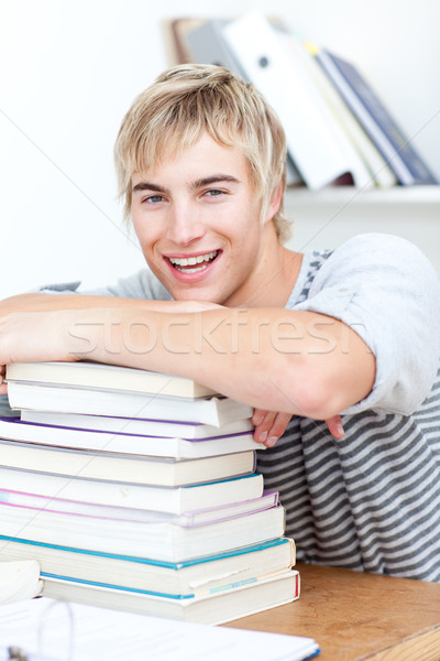 Sonriendo estudiar libros biblioteca nina libro Foto stock © wavebreak_media
