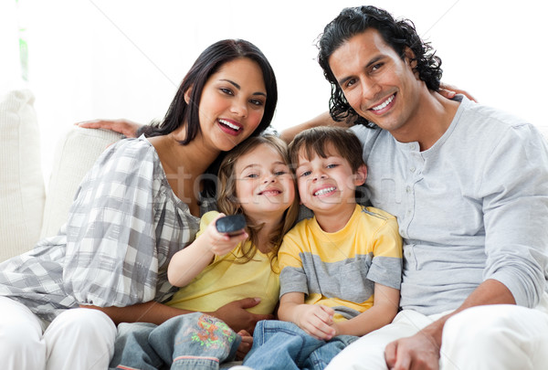 Foto stock: Animado · familia · viendo · tv · junto · sesión