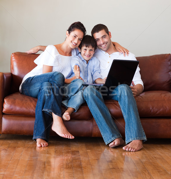 Rodziców dziecko za pomocą laptopa kanapie kobieta Zdjęcia stock © wavebreak_media