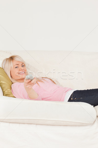 красивый блондинка женщины позируют диван гостиной Сток-фото © wavebreak_media