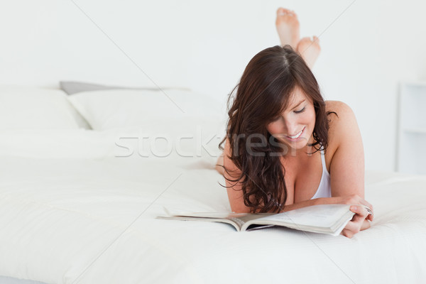 Aranyos női olvas magazin ágy mosoly Stock fotó © wavebreak_media