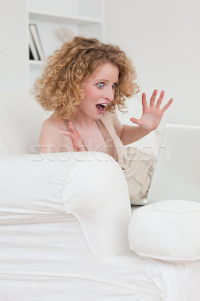 Mooie enthousiast blond vrouwelijke ontspannen laptop Stockfoto © wavebreak_media