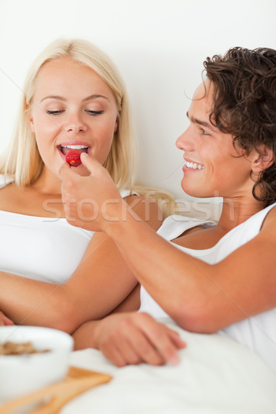 Foto stock: Retrato · hombre · fresa · compañera · dormitorio · mujer