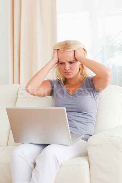 Stockfoto: Portret · ongelukkig · vrouw · laptop · woonkamer · computer