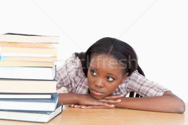 Estudiante mirando libros blanco libro Foto stock © wavebreak_media