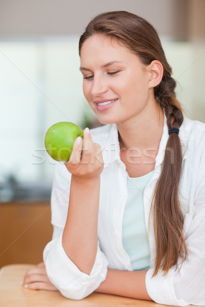 Portret uśmiechnięta kobieta jabłko kuchnia domu uśmiech Zdjęcia stock © wavebreak_media