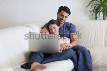 Cuplu vizionarea film mananca floricele de porumb laptop Imagine de stoc © wavebreak_media