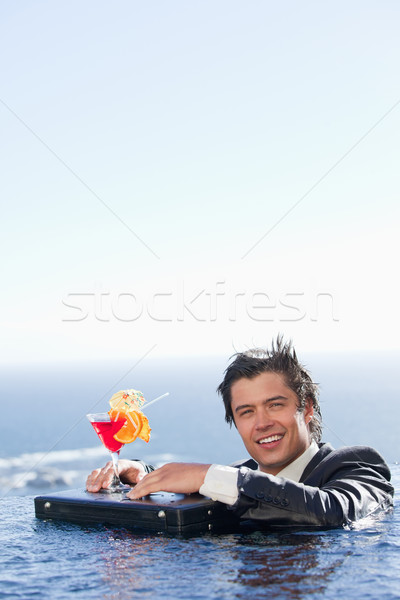 Stockfoto: Portret · zakenman · ontspannen · zwembad · cocktail · pak
