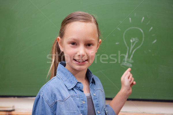 Foto d'archivio: Sorridere · studentessa · punta · lampadina · lavagna · scuola