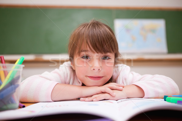 Sonriendo colegiala escritorio aula cara Foto stock © wavebreak_media