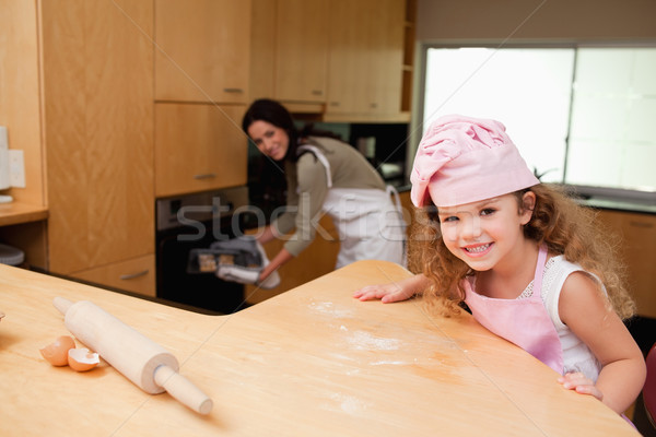 Giovane ragazza seduta cucina madre cookies forno Foto d'archivio © wavebreak_media
