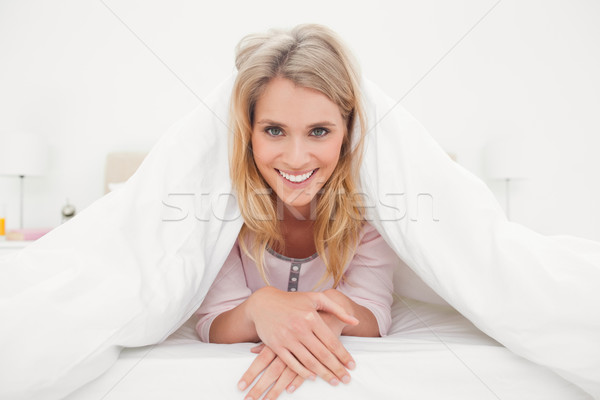 Foto stock: Vista · mujer · sonriente · cama · edredón · manos