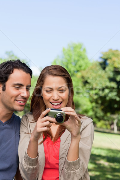 Dos amigos mirando foto colección cámara Foto stock © wavebreak_media