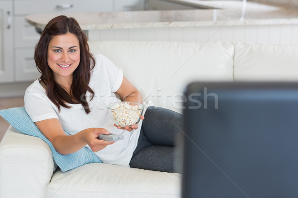 Brünette Frau lächelnd Fernsehen Haus glücklich Küche Stock foto © wavebreak_media