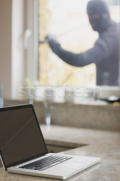 Fereastră laptop bucătărie calculator casă om Imagine de stoc © wavebreak_media