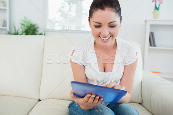 Foto stock: Jóvenes · mujer · sonriente · sesión · sofá · salón