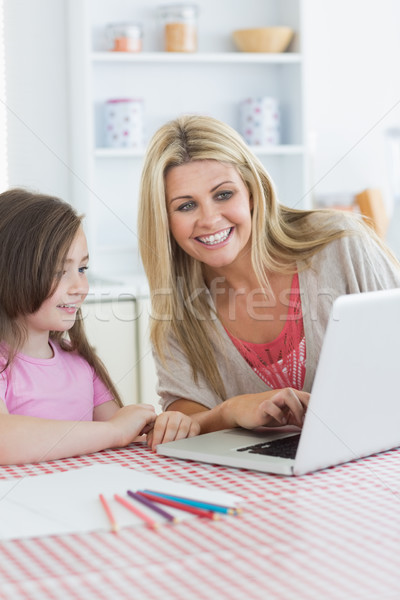 [[stock_photo]]: Mère · fille · séance · cuisine · souriant · portable