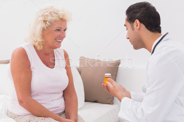 [[stock_photo]]: Médecin · ordonnance · patient · maison · homme · médicaux