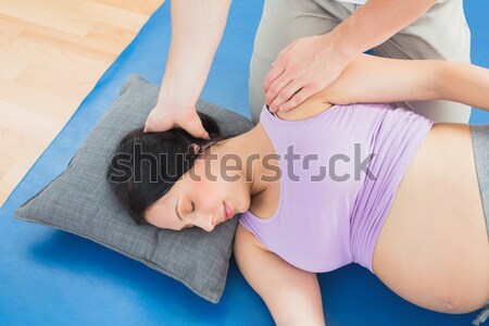 Maseur în mişcare gravidă gât umar fitness Imagine de stoc © wavebreak_media