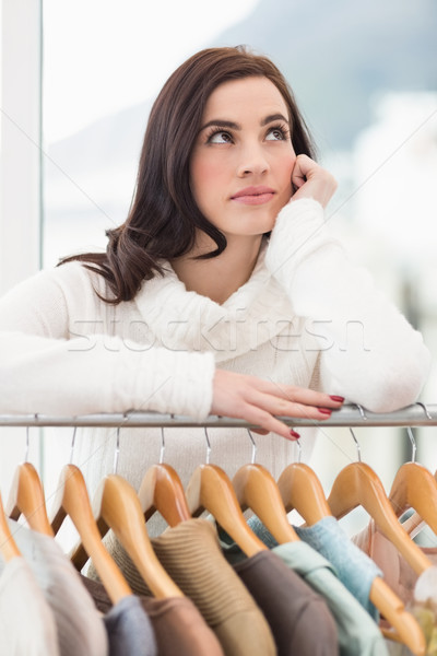 Foto d'archivio: Bella · bruna · guardando · vestiti · ferroviario · store