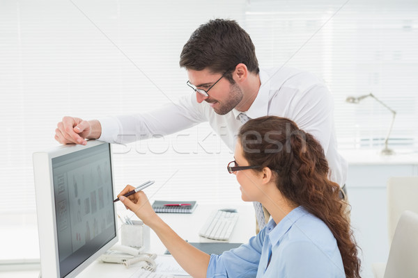 Zâmbitor colegii lucru calculator împreună birou Imagine de stoc © wavebreak_media