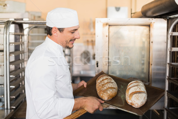 Boldog pék tart tálca friss kenyér Stock fotó © wavebreak_media