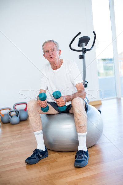 Bătrân şedinţei exercita bilă fitness studio Imagine de stoc © wavebreak_media