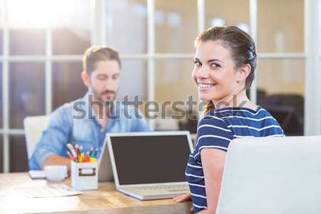 Stockfoto: Gelukkig · business · team · naar · computerscherm · samen · kantoor