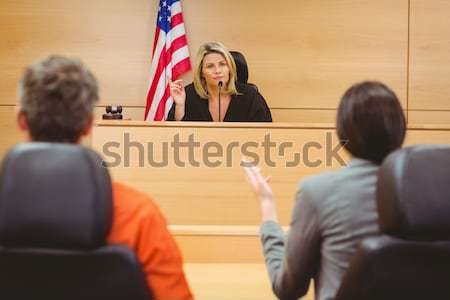 Foto stock: Juiz · advogado · discutir · prisioneiro · tribunal · quarto
