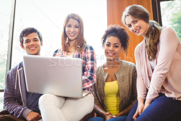 Stockfoto: Glimlachend · studenten · vergadering · bank · met · behulp · van · laptop · universiteit