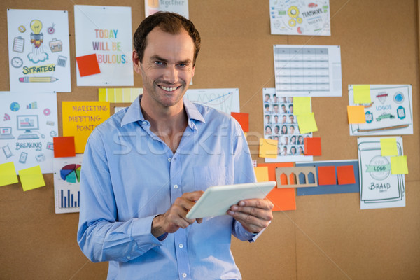 Maschio executive digitale tablet ufficio ritratto Foto d'archivio © wavebreak_media