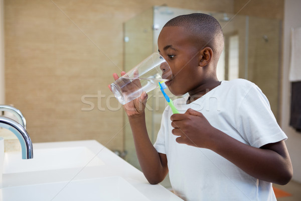 Ragazzo acqua potabile vetro piedi bambino home Foto d'archivio © wavebreak_media