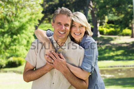 Foto stock: Abuela · nieta · toma · teléfono · móvil · jardín