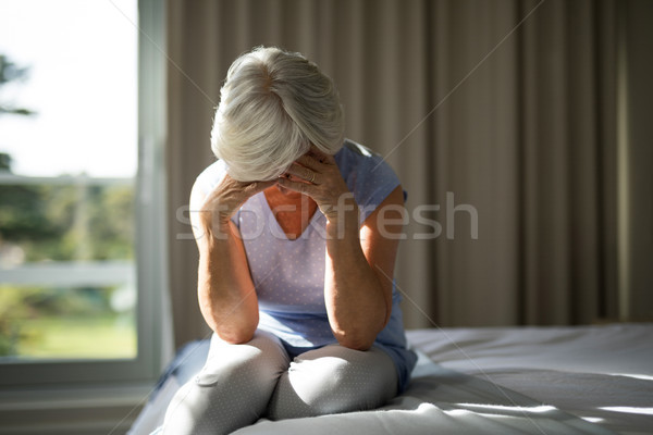 Foto stock: Tenso · altos · mujer · sesión · cama · dormitorio