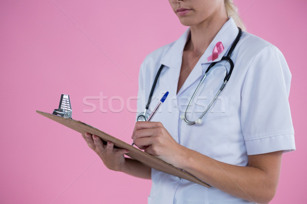 Femminile medico iscritto appunti piedi Foto d'archivio © wavebreak_media