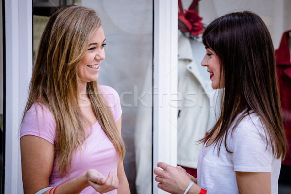 Dos hermosa mujeres hablar fuera tienda Foto stock © wavebreak_media