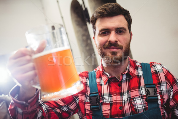 Stock foto: Porträt · Hersteller · halten · Bier · Krug · Brauerei
