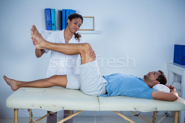 Em massagem paciente clínica bebê homem Foto stock © wavebreak_media