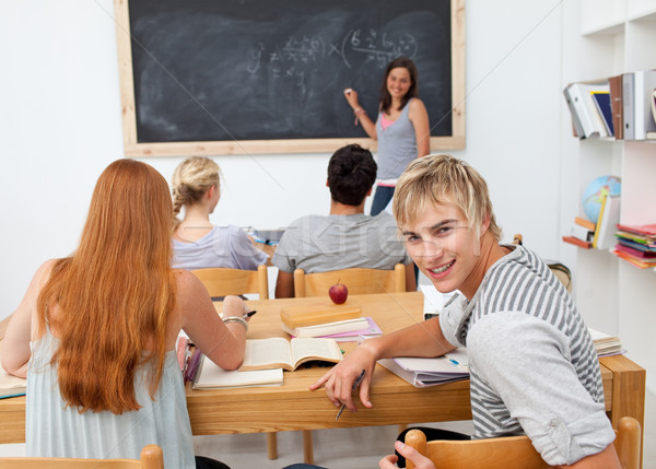 Foto stock: Adolescentes · estudar · juntos · classe · grupo · escolas